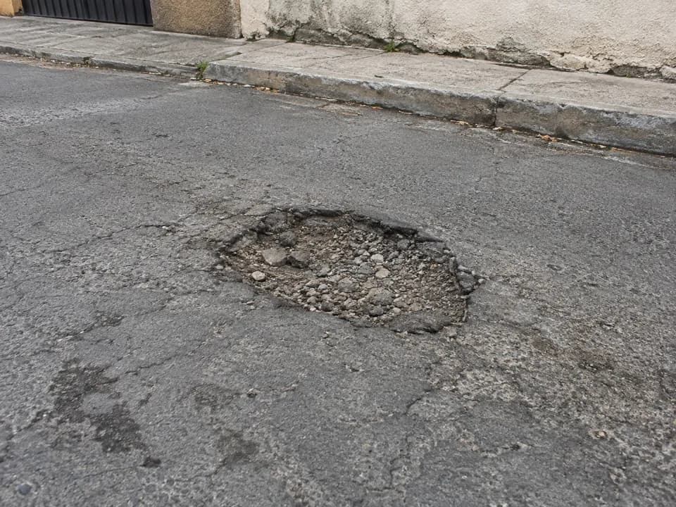Fotografía de demostración de un bache en una calle