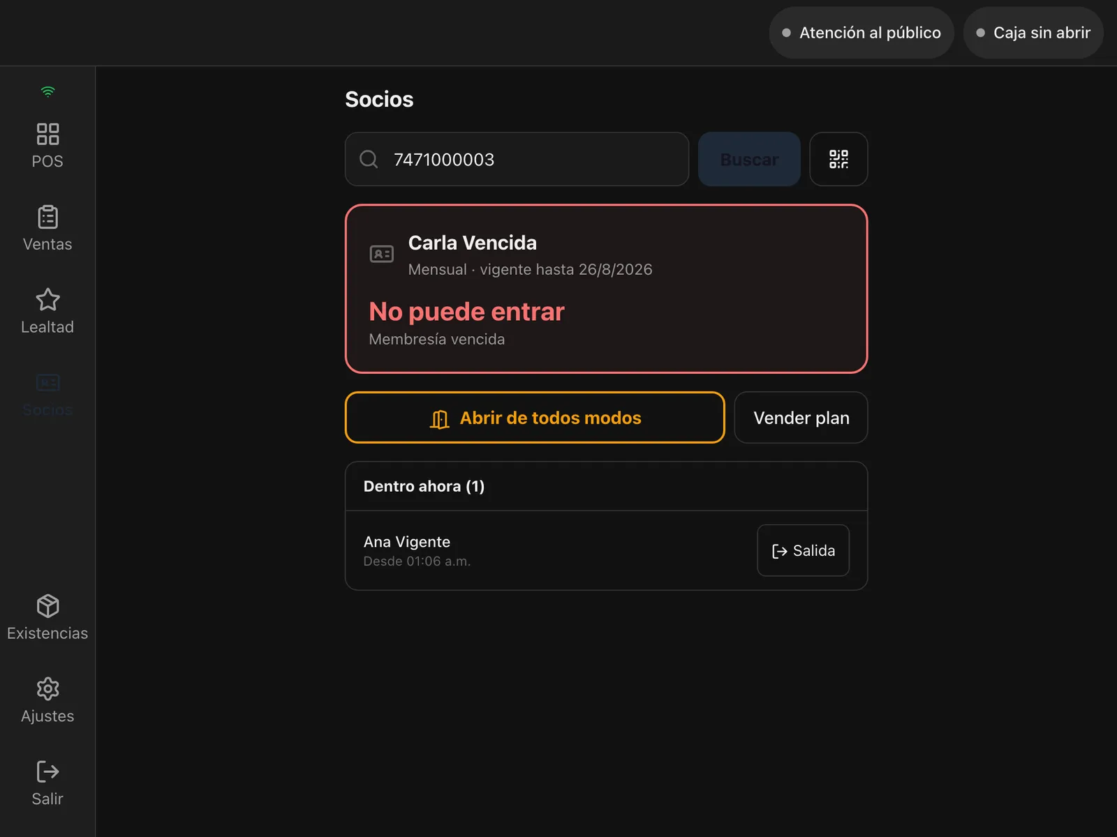 La pestaña Socios de la caja: al buscar el teléfono de una socia contesta «No puede entrar · Membresía vencida», con el botón «Abrir de todos modos» y, abajo, quién está dentro ahora.