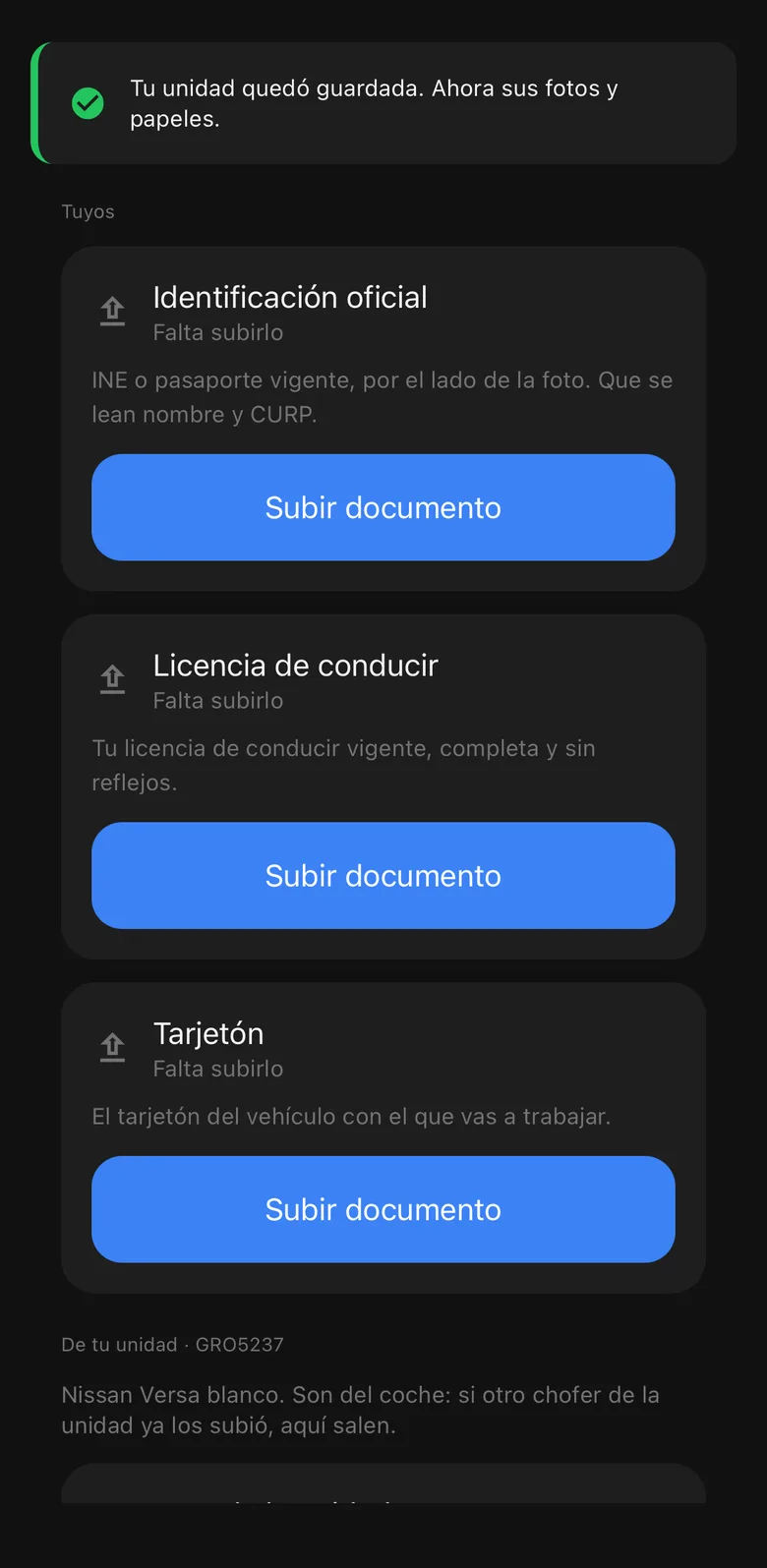 Pantalla de la app de conductores: identificación, licencia y tarjetón, cada uno con su botón para subirlo