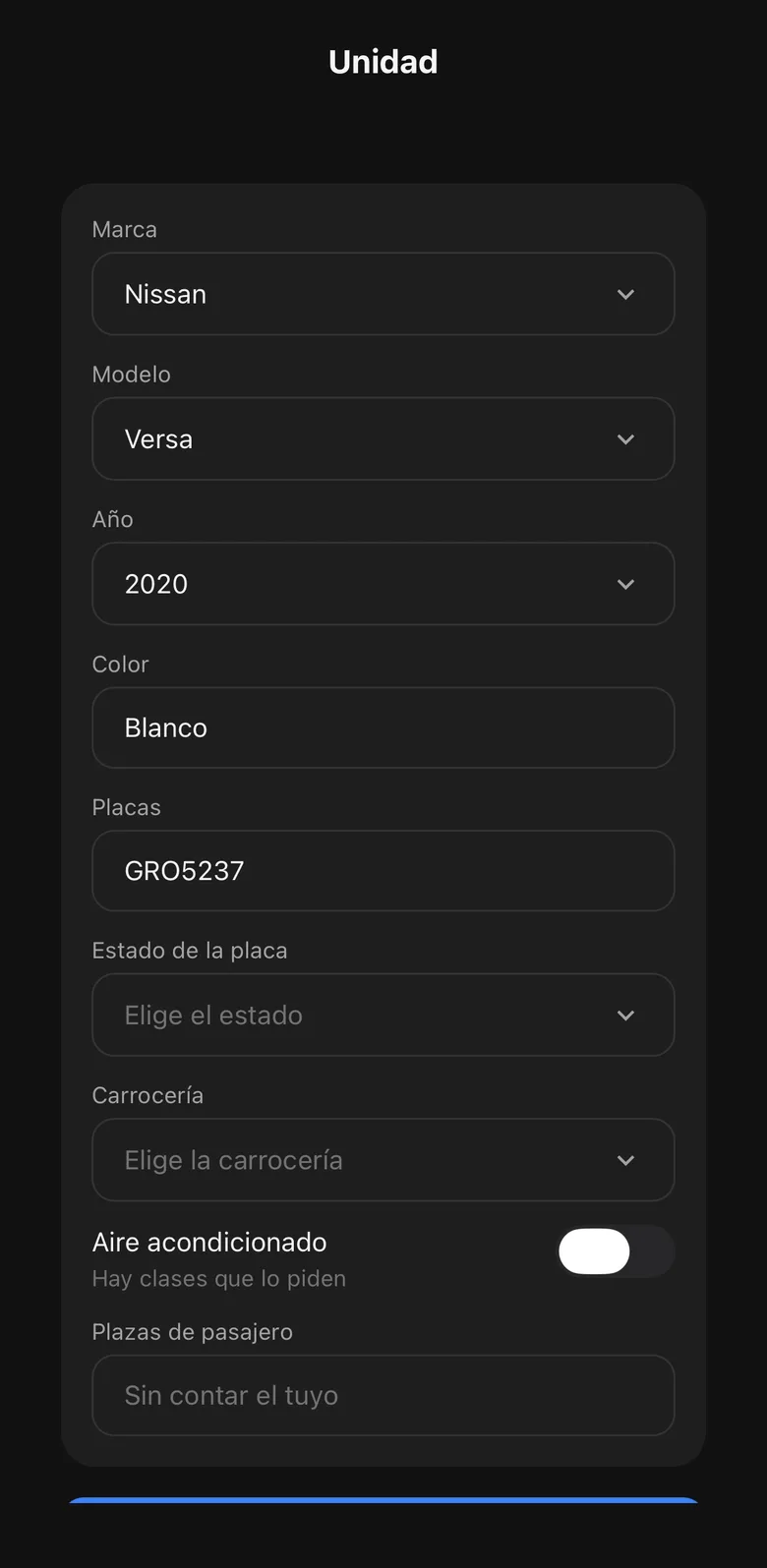 Pantalla de la app de conductores: marca, modelo, año, color y placas de la unidad